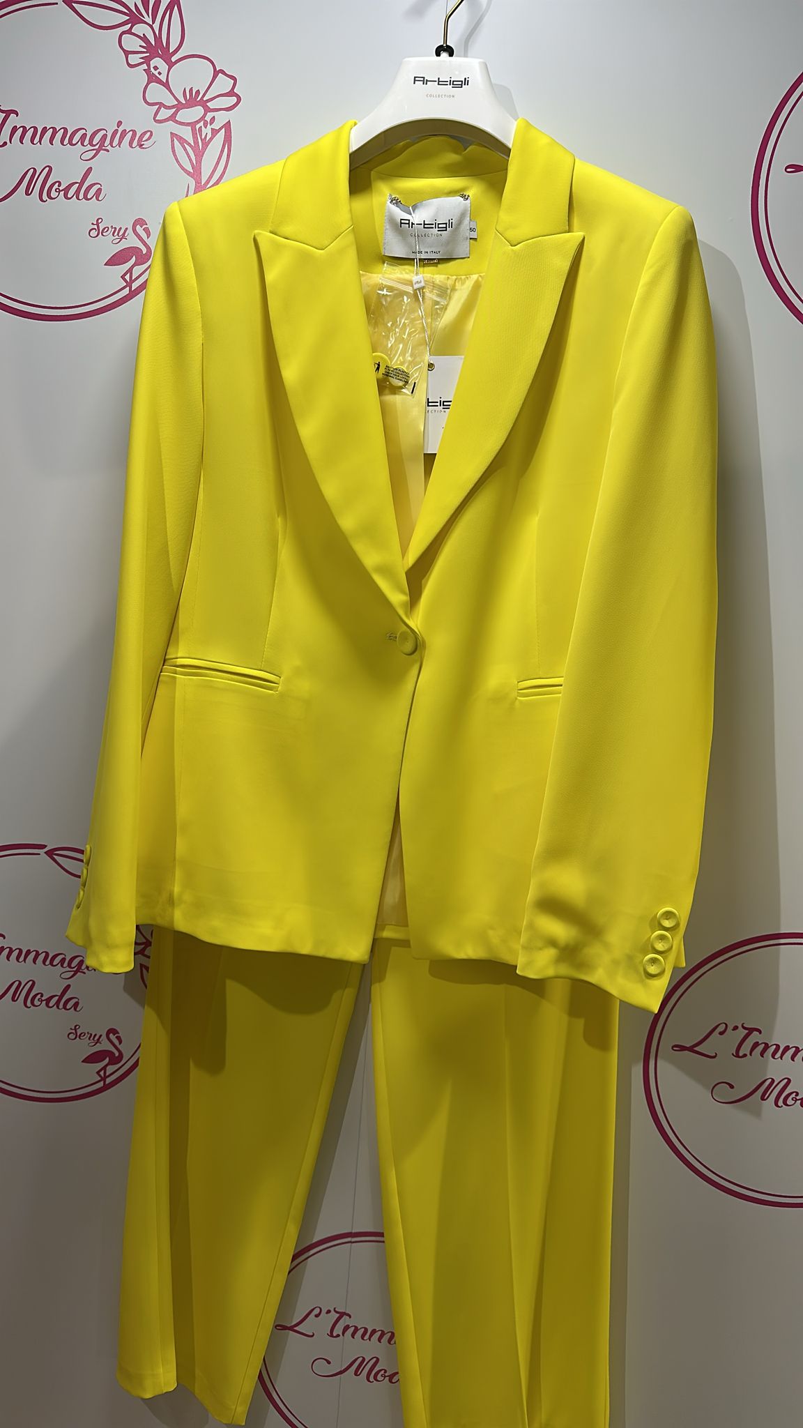 Completo elegante e luminoso